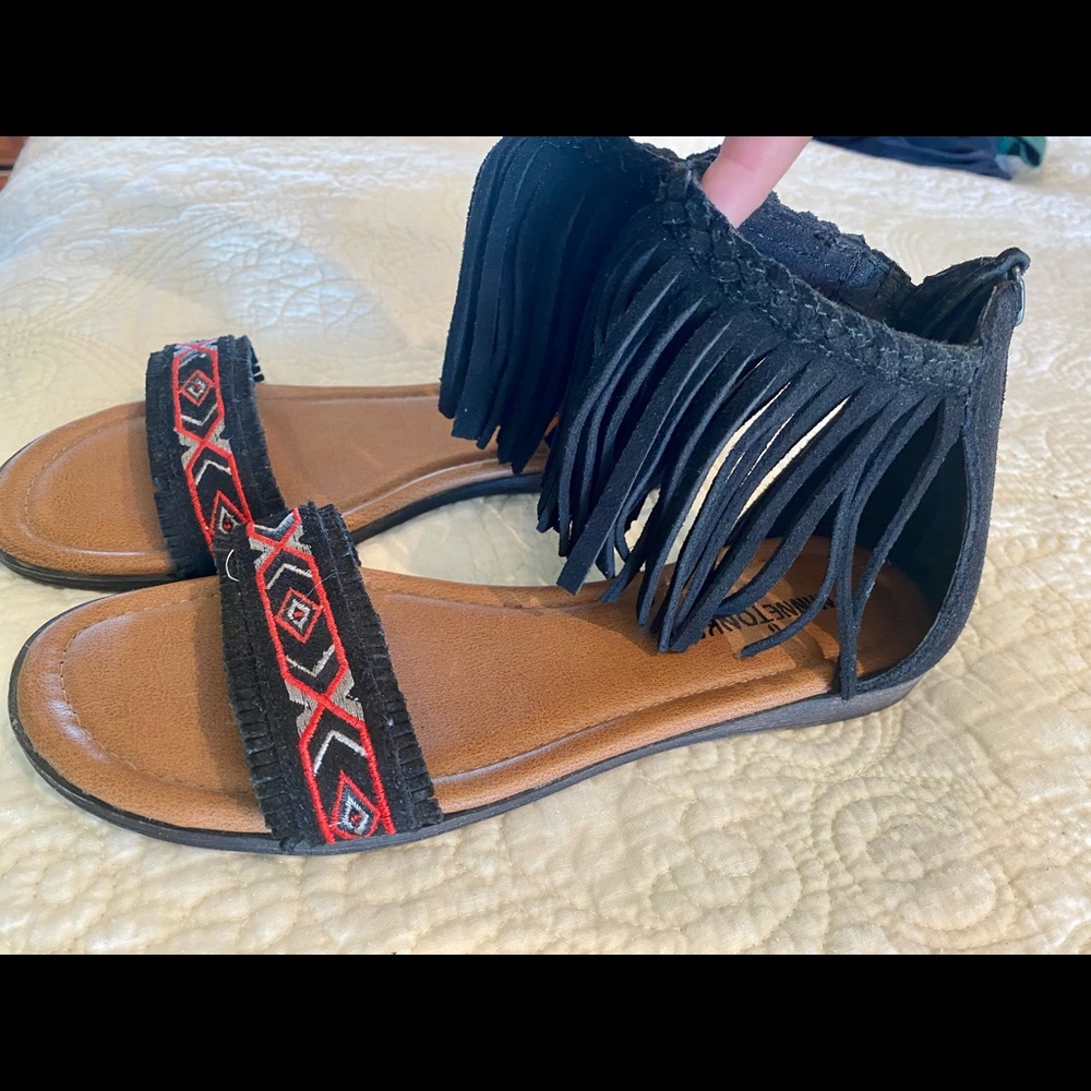 MINNETONKA FRINGE SANDALS